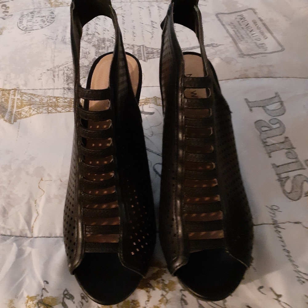 Black Sandels